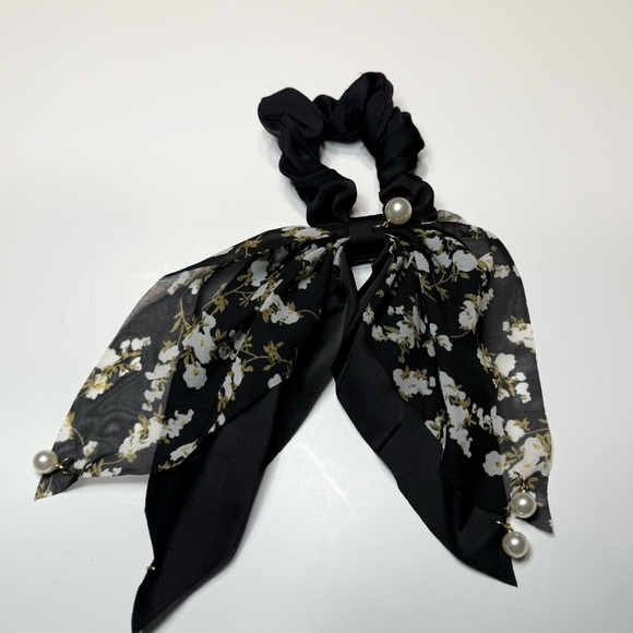 Floral Pearl-Embellished Hair Scrunchies Set 4 pieces - Picture 5 of 10
